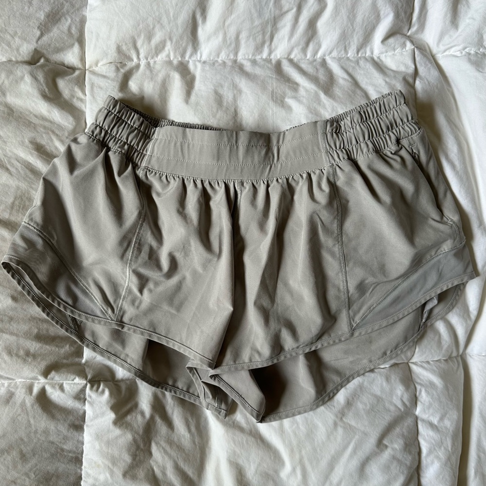 lululemon hotty hot short 2.5
